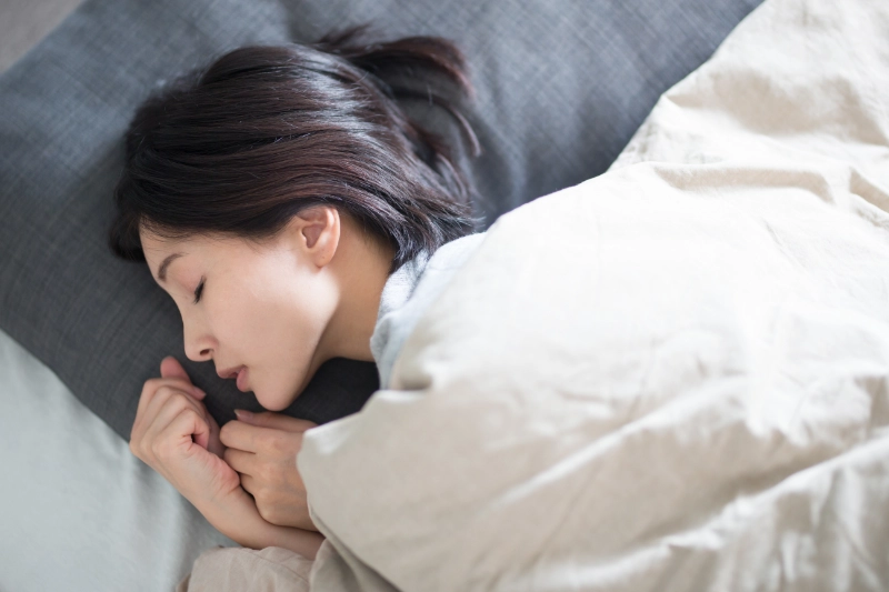 睡眠中の女性