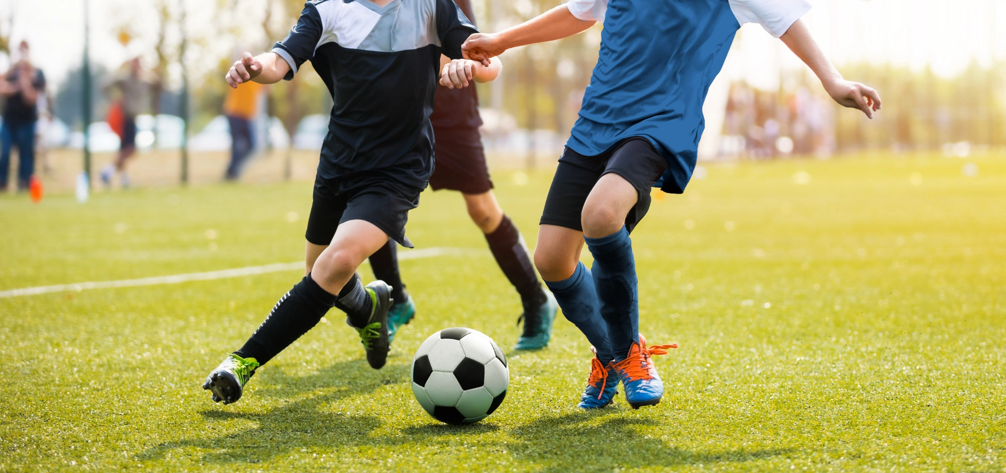 サッカーの試合でボールを取り合う様子