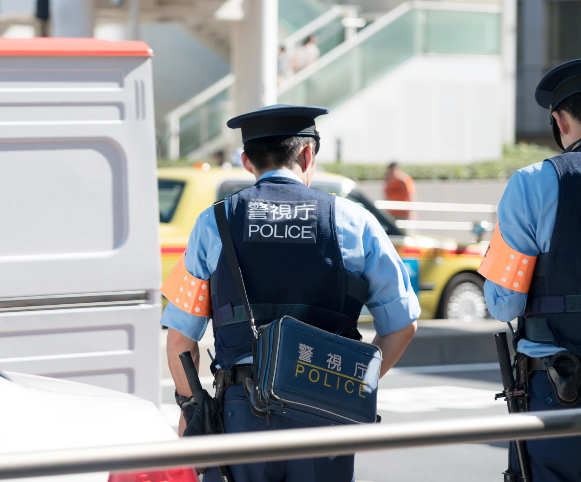 事故現場にかけつける警察官