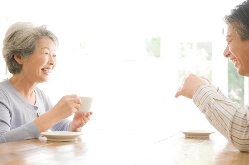 談笑するシニア夫婦