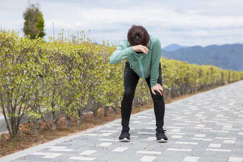 膝を抑える女性